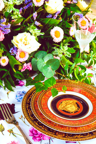 bel piatto e freschi fiori colorati perfetti in piedi sul tavolo di lusso - Foto, immagini