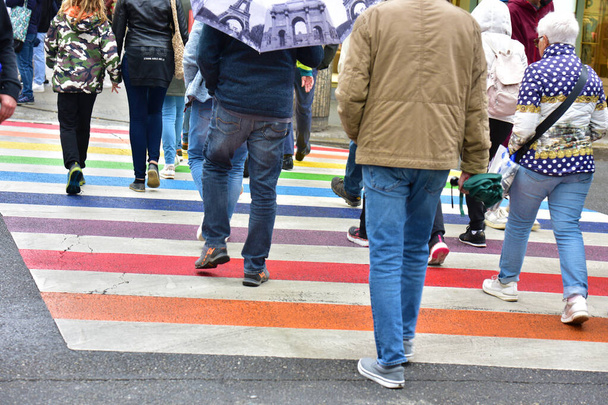 Crosswalks em cores arco-íris na cidade de Linz, Áustria - Foto, Imagem
