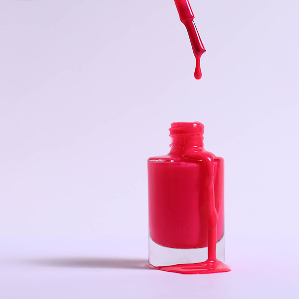 Bottle of pink nail polish, enamel smear - 写真・画像