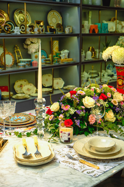 krásný talíř a čerstvé dokonalé barevné květy stojící na luxusním stole - Fotografie, Obrázek