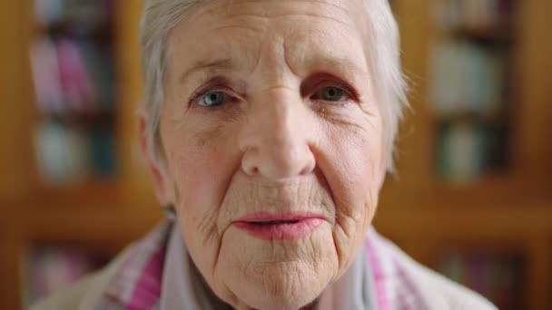 Porträt einer glücklichen Seniorin mit glücklichem Lächeln und Glück im Ruhestand und in der Freizeit im Altenheim, Wohnzimmer oder Wohnzimmer. Gesicht ältere Dame fühlt sich selbstbewusst, positiv und zufrieden. - Filmmaterial, Video
