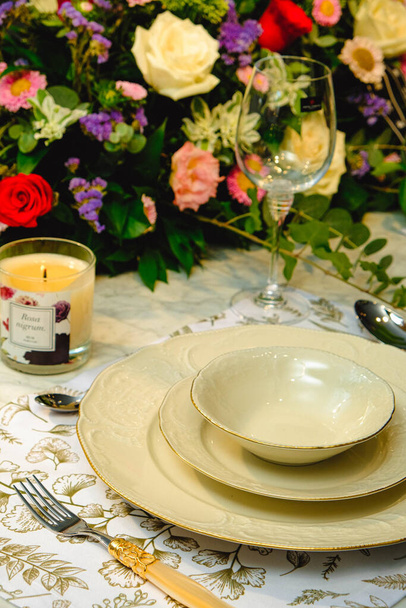 piękny talerz i świeże idealne kolorowe kwiaty stojące na luksusowym stole - Zdjęcie, obraz