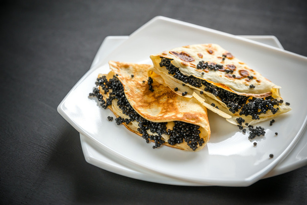 Crepes con caviar negro
 - Foto, Imagen