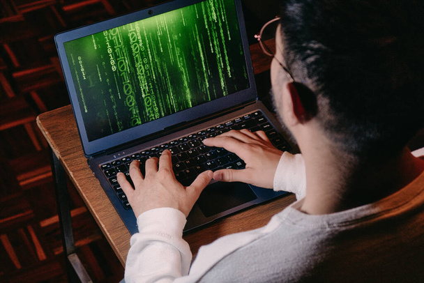 Yeşil ikili matris ikilisi olan bilgisayar ekranı olan bir adam - Fotoğraf, Görsel