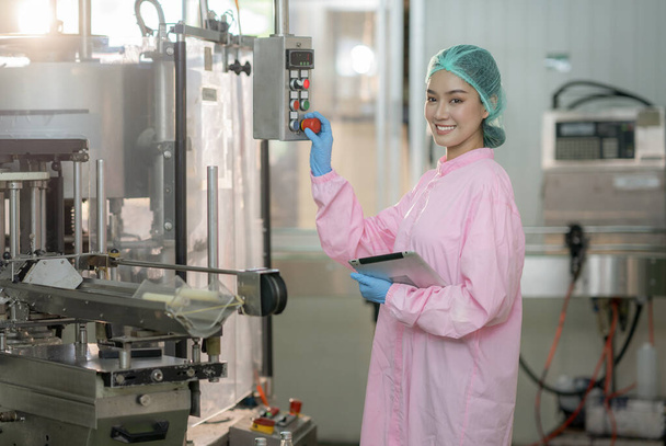 Azjatycki profesjonalny zespół naukowców żywności w laboratorium chemicznym w fabryce żywności inductrial - Zdjęcie, obraz