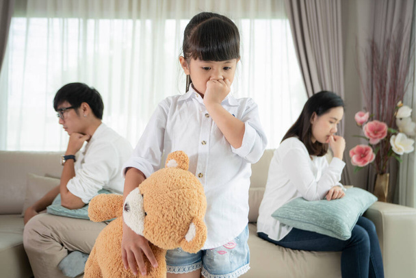 Asiatique fille pleurer et seul avec famille cassé à la maison avec père et mère cassé mat - Photo, image