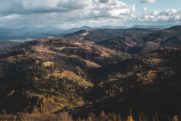 Krásný výhled na hory během dne. Podzimní krajina s modrou oblohou. Karpatské hory - Fotografie, Obrázek