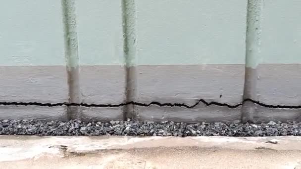 Cracked edifício de concreto velho parede quebrada na linha de cimento exterior abaixo. efeito com terremoto - Filmagem, Vídeo