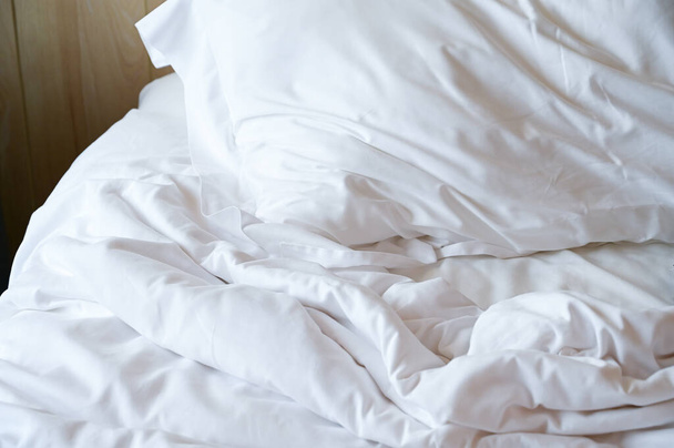 белая кровать и подушки в номере - Фото, изображение
