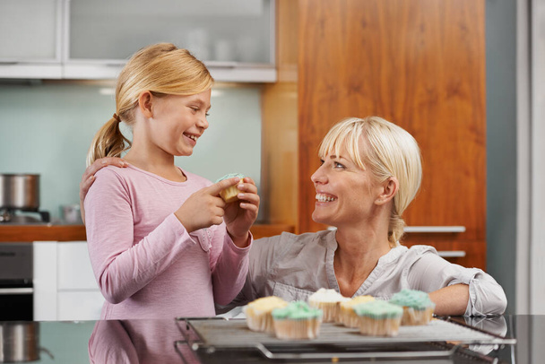 Äiti ja minä leivomme. viehättävä nuori nainen leipoo suloisen tyttärensä kanssa - Valokuva, kuva