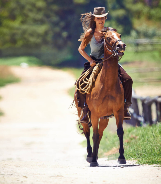 Rakastan ulkoilua. Toiminta laukaus kaunis nuori lehmityttö ratsastus hänen hevonen - Valokuva, kuva