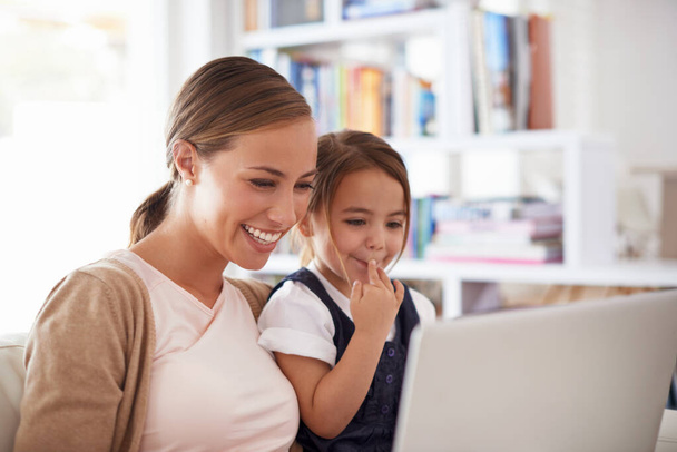 Showing her daughter how to browse safely. a mother using a laptop with her daughter - Foto, imagen