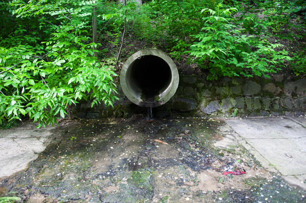 Le tuyau de ruissellement évacuant l'eau
 - Photo, image