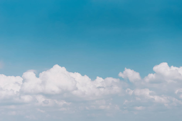Wolk van natuurlijke hemel met blauwe lucht en witte wolken in de lucht te gebruiken voor behang achtergrond in concept dromerig, hemel of vrijheid in het leven - Foto, afbeelding