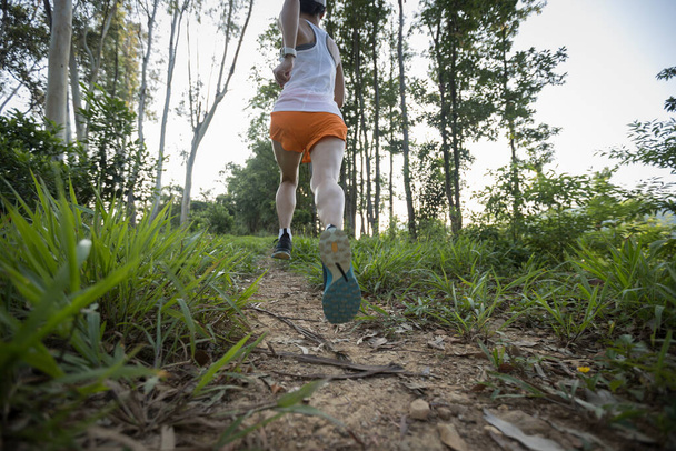 Trail runner running in summer forest trail - Zdjęcie, obraz