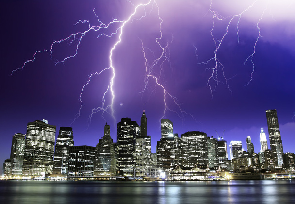 Tempestade na noite sobre arranha-céus de Nova York
 - Foto, Imagem