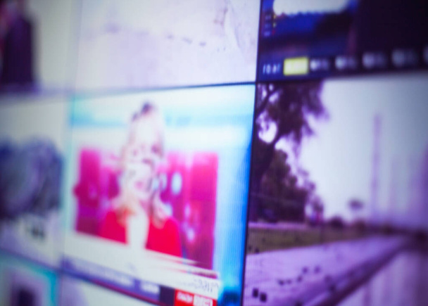 Split écran de télévision diffusant des nouvelles différentes. Un journal télévisé. Multiscreen.  - Photo, image