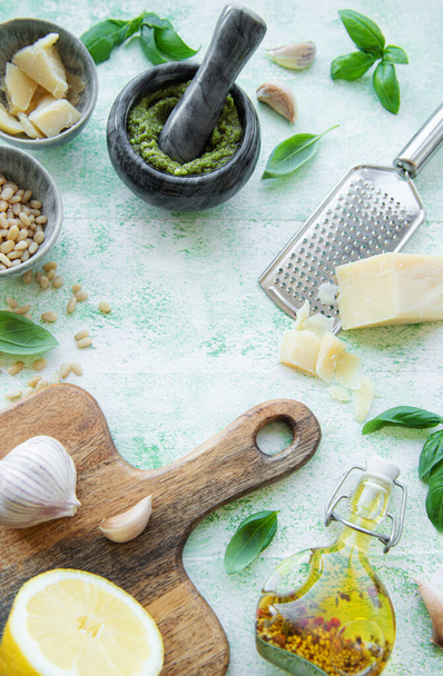 Salsa al pesto fresca. Pesto al basilico verde. Ingrediente per la salsa di pesto Basilico fresco, pinoli, olio d'oliva e formaggio - Foto, immagini