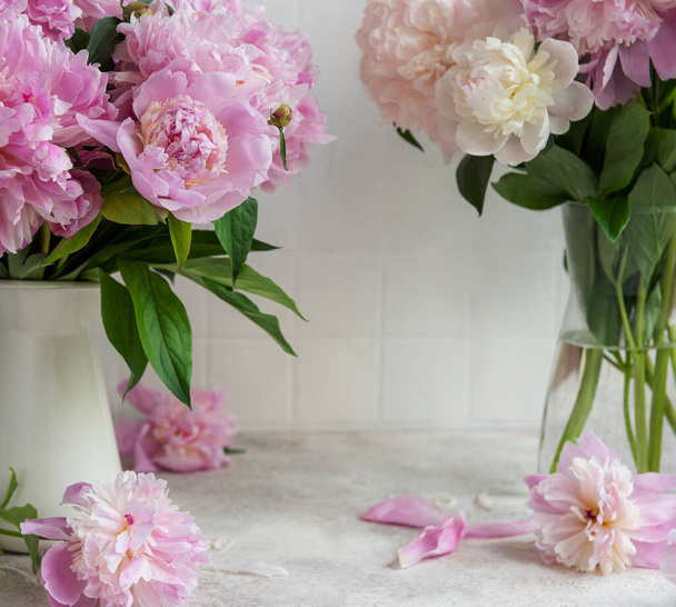 Krásná kytice květin: růžové pivoňky ve vázu - Fotografie, Obrázek