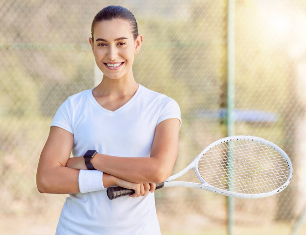 テニス選手、女性の肖像画やラケットと肯定的な考え方屋外コートの練習、トレーニングや運動と幸せな選手のスポーツの試合。フィットネスの動機、競争やゲームのための準備ができて女性. - 写真・画像
