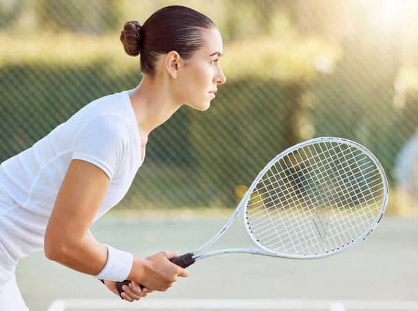 Αθλητική φυσική κατάσταση, εστίαση και τένις γυναίκα έτοιμη για την έναρξη του παιχνιδιού, αγώνα ή τουρνουά ανταγωνισμού με φωτοβολίδα. Κίνητρο, άσκηση και προπόνηση κορίτσι με νοοτροπία νικητή προετοιμασία για προπόνηση γήπεδο τένις. - Φωτογραφία, εικόνα