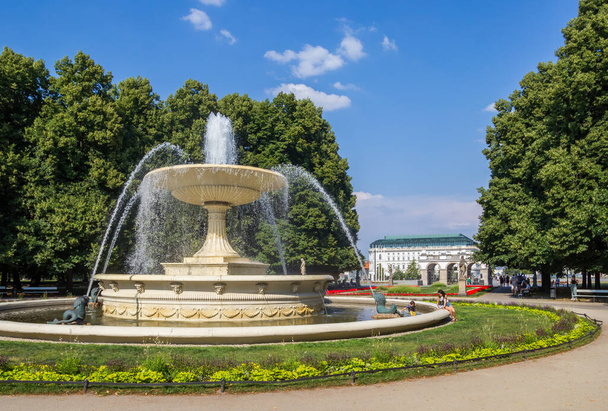 Fountain in the Saxon Garden park in Warsaw, Poland - Foto, imagen
