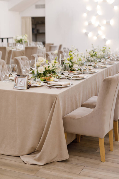Tables setting at a luxury wedding. Table for guests. Dishes and drinks. Wedding table preparation.  - Φωτογραφία, εικόνα