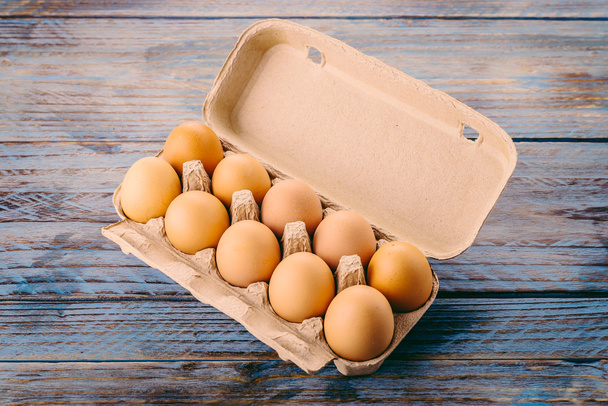курячі яйця в коробці
 - Фото, зображення