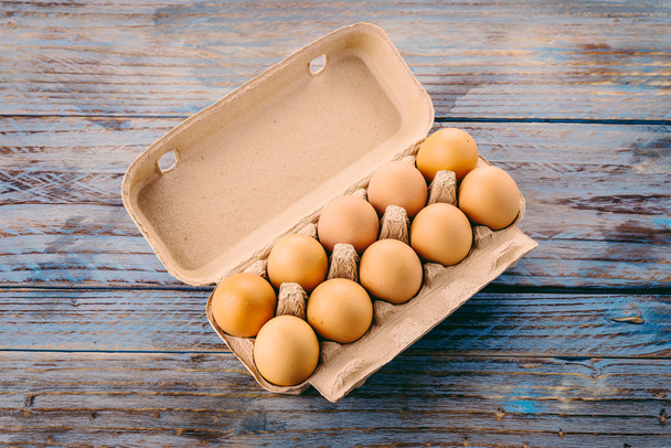 Ovos de galinha na caixa
 - Foto, Imagem