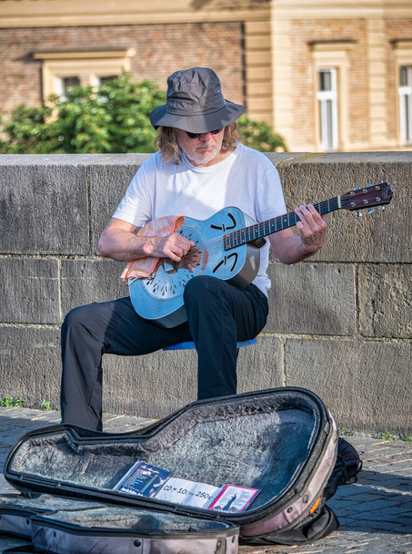Прага, Чехия - июнь 2022: Уличные артисты, играющие на гитаре для туристов на Карловом мосту, Прага. - Фото, изображение