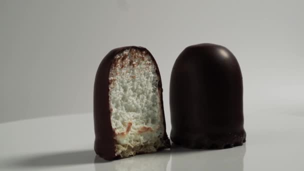 Μαρσμέλοου λιχουδιές σε σοκολάτα σε λευκό φόντο. - Πλάνα, βίντεο