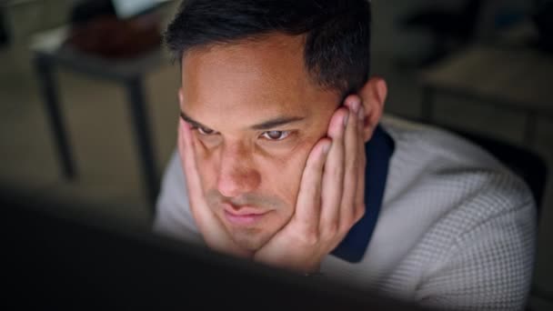 コンピュータで混乱し、ストレスとビジネスの男は疲れと仕事の後半に期限を完了します。疲労や不安を持つ企業人職場での残業夜のグリッチ問題で - 映像、動画