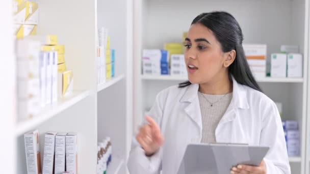 Жінка медичного фармацевта перевіряє ліки або таблетки полиці в аптеці, використовуючи буфер обміну наодинці на роботі. Професіонали охорони здоров'я беруть запаси з приладдям у кімнаті для зберігання клініки
. - Кадри, відео