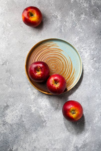 Red apple on plate autumn pie concept food fruit  - Foto, afbeelding