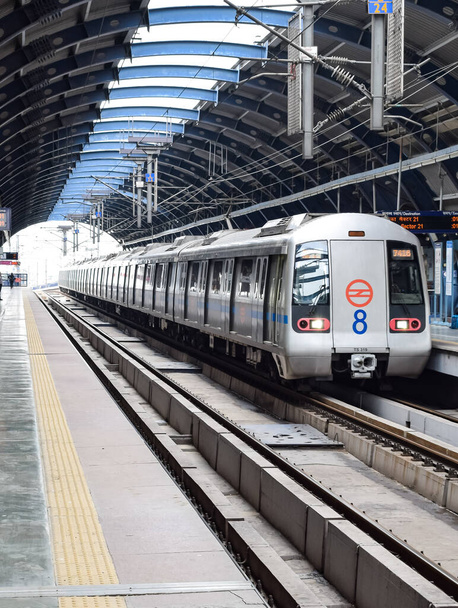 Поезд метро Дели прибывает на станцию метро Джандевалан в Нью-Дели, Индия, Азия, Общественный Метро Отъезд от станции Джандевалан, в которой более 17 lakhs пассажиров путешествовать от метро Дели - Фото, изображение