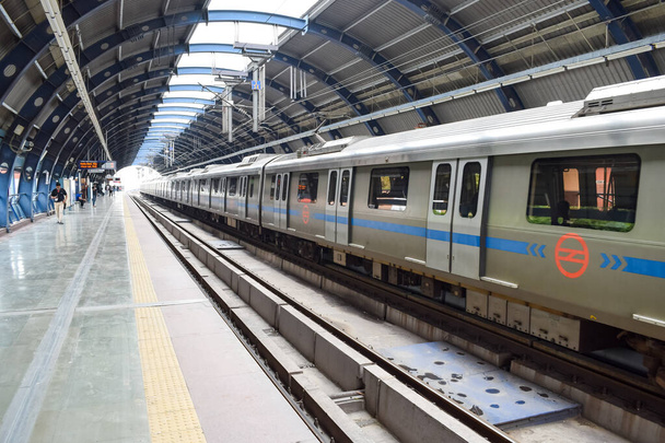 Delhi Metro trein aankomen op Jhandewalan metrostation in New Delhi, India, Azië, Public Metro vertrekken uit Jhandewalan station waarin meer dan 17 lakhs passagiers reizen van Delhi Metro - Foto, afbeelding