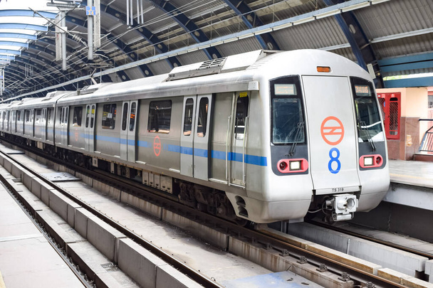 Delhi Metro-Zug bei der Ankunft in der Jhandewalan Metrostation in Neu Delhi, Indien, Asien, Öffentliche U-Bahn ab Jhandewalan Station, in der mehr als 17 lakhs Passagiere von Delhi Metro reisen - Foto, Bild