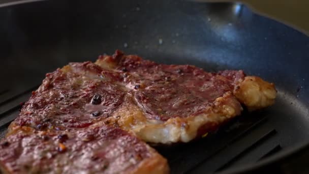 A marhahús főtt serpenyőben.. - Felvétel, videó