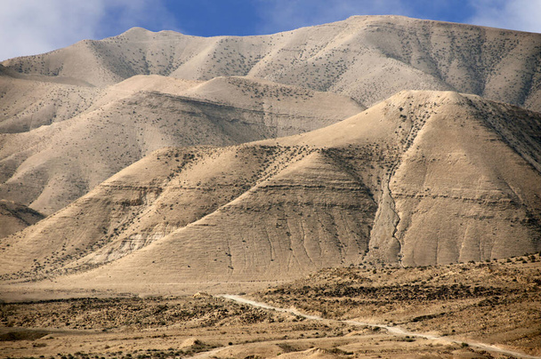 イスラエルの死海付近のユダヤ砂漠山脈の眺め - 写真・画像