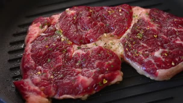 A véres marhahús egy serpenyőben sült meg.. - Felvétel, videó