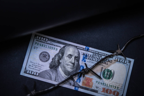 Dollarin seteli piikkilangalla, taustakriisi - Valokuva, kuva