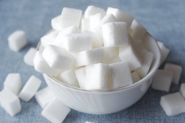 κύβος λευκής ζάχαρης σε ένα μπολ στο τραπέζι . - Φωτογραφία, εικόνα