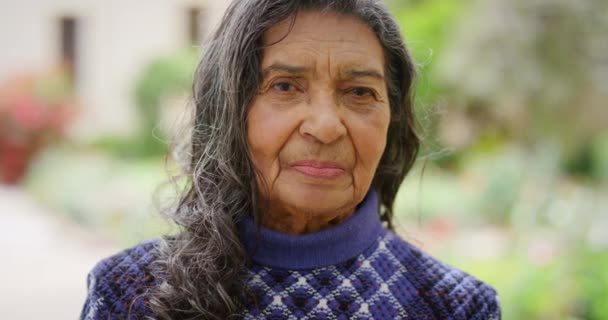 Portrét přemýšlení, smutné a starší ženy, stojící venku a přemýšlející. Mexická, stará a přemýšlivá žena sama v přírodě s klidem, mírem a vzpomínkami v hlavě. Detail staré ženské tváře. - Záběry, video