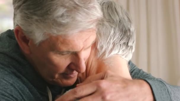 Důchod, manželský pár a smutné objetí na podporu a útěchu z emocionálních zpráv v domě. Starší muž drží depresivní manželka vyjádřit lásku a péči o její zármutek v pečovatelském domě - Záběry, video
