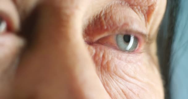 Wizja, oczy i soczewka kontaktowa dla starszej kobiety na wzrok, przycięte i zbliżenie. Emerytura, anty-starzenie i laserowa operacja wzroku. Wellness, ubezpieczenie zdrowotne i zdrowie oczu dla starszej pani - Materiał filmowy, wideo
