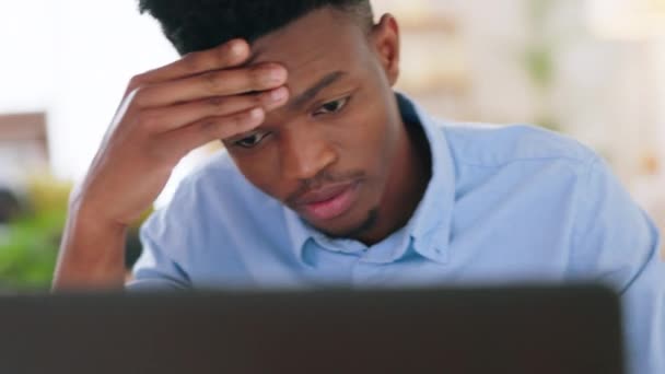 Κουρασμένος, μπερδεμένος και αγχωμένος φοιτητής που σπουδάζει σε φορητό υπολογιστή για μάθηση, ψηφιακή εκπαίδευση ή πανεπιστημιακές εξετάσεις στο σπίτι. Ψυχική υγεία, πονοκέφαλος μαύρος με πρόβλημα ανάγνωσης εργασίας ή δοκιμή σε απευθείας σύνδεση. - Πλάνα, βίντεο