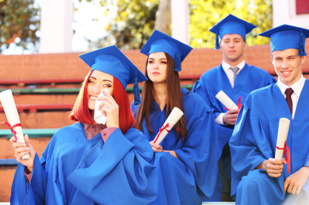 卒業の帽子とガウンを着て屋外の大学院生 - 写真・画像