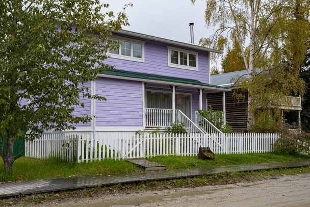 Dawson cidade em Yukon, Canadá, casas coloridas na antiga aldeia da corrida do ouro - Foto, Imagem