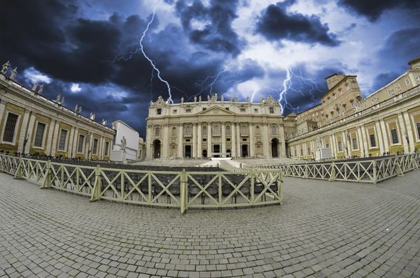 Sturm über piazza san pietro in rom - Foto, Bild
