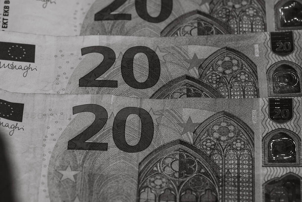 Επιλεκτική εστίαση στις λεπτομέρειες των τραπεζογραμματίων ευρώ. Κοντινό πλάνο μακρολεπτομέρεια των τραπεζογραμματίων χρήματος, 20 ευρώ απομονωμένα. Παγκόσμια έννοια του χρήματος, πληθωρισμός και οικονομία - Φωτογραφία, εικόνα